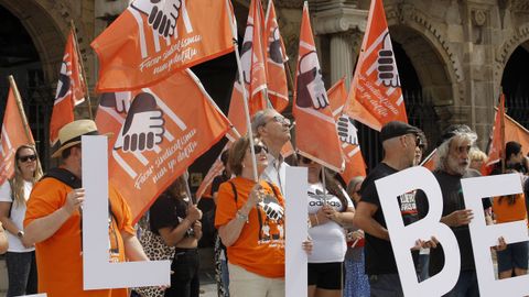 Decenas de personas han pedido este s�bado en una concentraci�n la  libertad plena  de las sindicalistas conocidas como las  Seis de la Suiza 