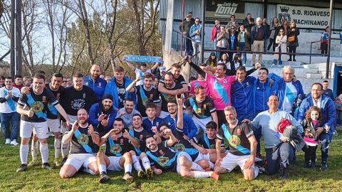 El conjunto mindoniense celebra su reciente ascenso en el campo del Rioaveso.