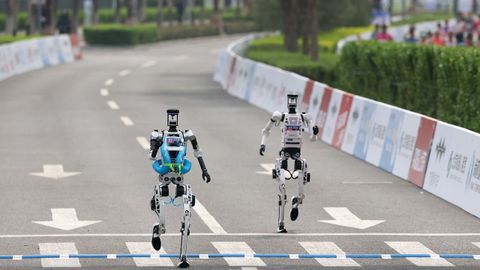 Robots humanoides durante la prueba que se desarroll� en Pek�n