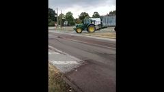 Un cami�n de restos org�nicos deja un vertido de m�s de 7 kil�metros entre R�bade y Cospeito