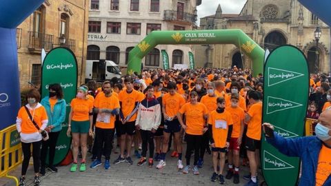 Cientos de personas participan en la carrera Galb�n contra el c�ncer infantil en Oviedo