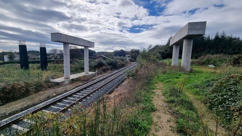 Paso a nivel en Lugo, en la zona de Buratai, donde se llegaron a levantar estructuras y se pararon las obras