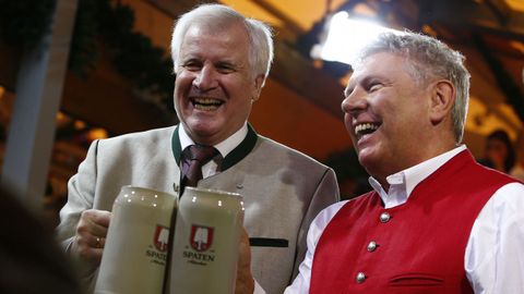 El ministro presidente de Baviera, Horst Seehofer, junto a alcalde de Munich, Dieter Reiter, durante la jornada inaugural de la 184. edicin de la Oktoberfest en Munich (Alemania)