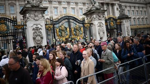 �Creo que es un fen�meno mundial, no es solo aqu� en Reino Unido. Y con la Commonwealth tiene presencia en muchos pa�ses aunque no sea necesariamente la l�der�, a�adieron una pareja de canadienses que se acercaron a las puertas del palacio real.