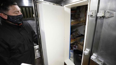 El armador muestra una nevera con alimentos
