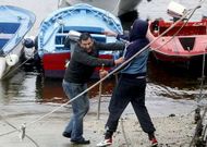 Algunos de los �lazaretos� tiraron piedras a la lancha de vigilancia en cuanto asom�.