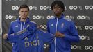 El centrocampista ingls Ovi Ejaria (d) y al canario Javi Lpez () durante su presentacin como nuevos jugadores del Real Oviedo