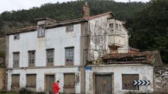 La Casa Rivero, este jueves, en la entrada de Neda