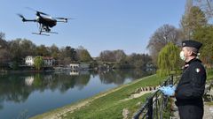 Un polic�a italiano maneja un dron en Turin para controlar que se cumplen las medidas de confinamiento