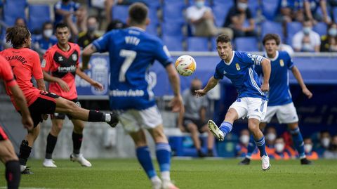 Jimmy pone un centro en el Oviedo-Tenerife de la primera vuelta