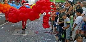 La Batalla de Flores es una de las citas m�s multitudinarias y tradicionales de las fiestas de A Peregrina. 