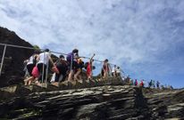 Una excursi�n de escolares visitando por la ma�ana una de las mejores playas de Europa. 