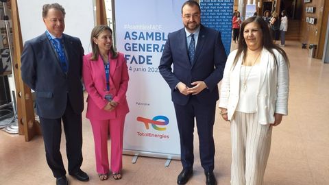 F�lix Baraga�o (C�mara de Comercio), el presidente del Principado, Adri�n Barb�n (segundo por la derecha), presidenta de la FADE, Mar�a Calvo y concejala del Ayuntamiento de Gij�n, Marina Pineda, antes de la clausura de la amblea general de FADE, en Gij�n