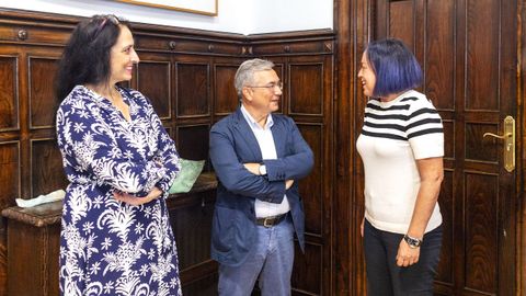 Las abogadas Aline Castro y Marta Gmez, con Luis Menor, presidente de la Diputacin