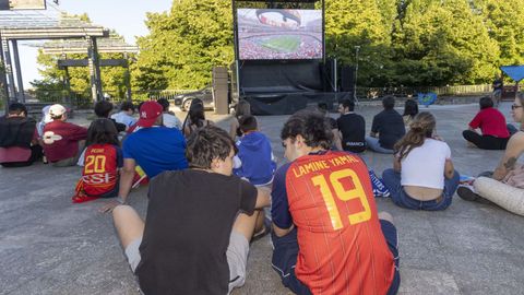Pantalla gigante en la Praza da Constituci�n en Santiago.