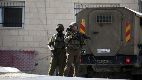 Soldados del ej�rcito israel� caminan por una calle durante una operaci�n militar en un barrio de Nablus, en la Cisjordania ocupada, el 5 de octubre del 2025.