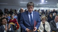 El eurodiputado y expresidente de Catalu�a, Carles Puigdemont, antes de comparecer en una rueda de prensa en la sede del Parlamento Europeo.