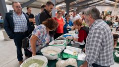 Asistentes a una edicin anterior de la feria, en un puesto de Lourenz