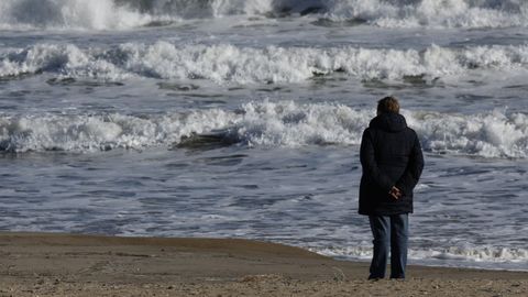 Una mujer contempla la playa en Valencia.