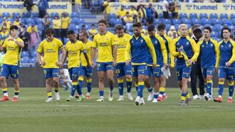 Los jugadores de Las Palmas, tras el partido contra el Zaragoza.