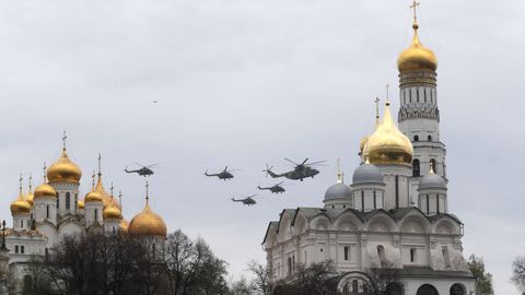  Aviones rusos vuelan sobre la Plaza Roja durante un ensayo para el prximo desfile areo del Da de la Victoria en Mosc, aplazado en su momento