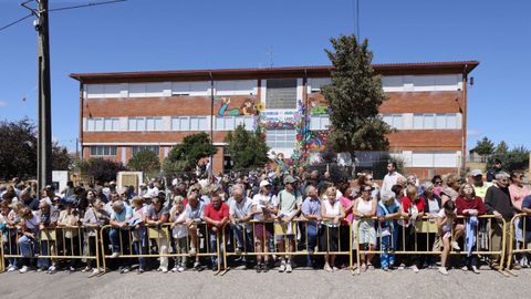 Una multitud recibió a los reyes en Medeiros, en el concello de Monterrei.