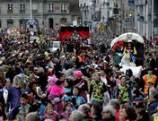 El desfile siempre causa una gran expectaci�n y acumula p�blico a su paso.