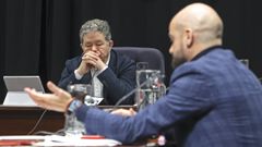 El alcalde de Pontevedra, Fernndez Lores, en la imagen con el portavoz del PSOE, Ivn Puentes, se somete el lunes a una mocin de confianza.