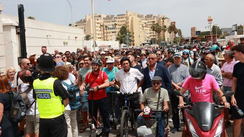Vecinos de La Línea pasan a Gibraltar sin detenerse en un control en el primer día sin la barrera que les obligaba a esperar horas.