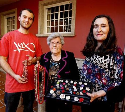 <span lang= es-es >Tres generaciones</span>. Virtudes P�rez Prol fue la primera collareira de la familia. Un oficio que hoy comparte con su hija, Mar�a Luisa Tri�anes, y con su nieto, Manuel Joaqu�n Otero.
