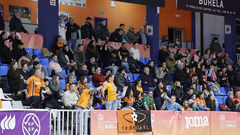 Aspecto de la grada del Vista Alegre durante un Burela-Castro de Primera Iberdrola.