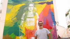 Iago Eireos en frente a su última creación en la calle Primavera 