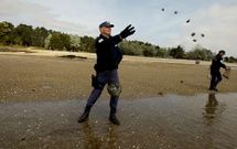 <span lang= es-es >Furtivismo</span>. La Polic�a Auton�mica, Gardacostas y Gardapescas forman el equipo contra los furtivos que, en estos momentos, en Arousa Sur, han dejado de ser la �gran preocupaci�n� de las cofrad�as. 
