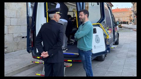 El alcalde de Cambados, Samuel Lago, con uno de los agentes que presta el servicio