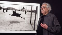 Ram�n Masats, en una imagen de archivo, comentando su ic�nica fotograf�a.