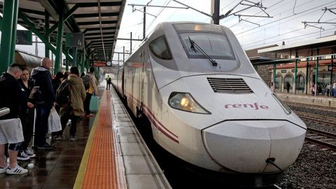 El Alvia que cubre el trayecto partir� de Vilagarc�a a las 8.04 de la ma�ana y el viaje de regreso tocar� la estaci�n a las 22.22 horas