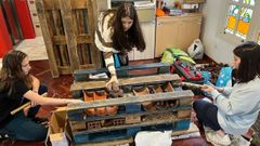 J�venes de Cambre construyendo el hotel de insectos instalado en la Casa Arrigada.