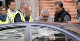 Alfonso Basterra, entrando en el coche policial tras el registro de sus viviendas.