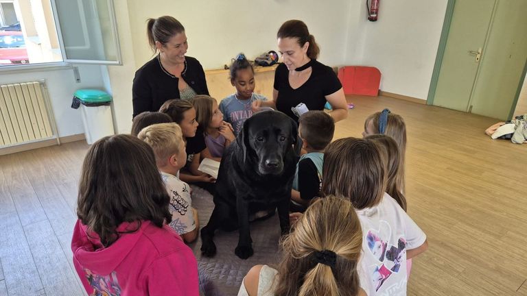 Tila, la perra, en el centro, rodeada de los ni�os que participaron en el taller de emociones