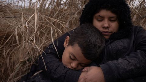 Dos ni�os migrantes hondure�os descansan despu�s de cruzar el R�o Grande, en M�xico