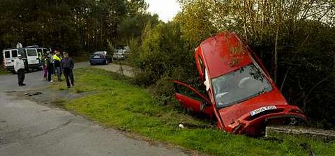 Los �rboles frenaron el coche e impidieron que cayera al paso subterr�neo para peatones.