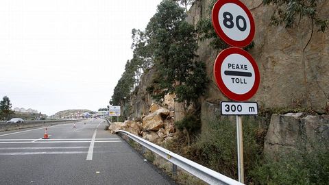 Caen rocas sobre la AG-55 en Arteixo
