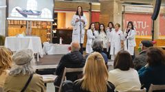 Actividad comunitaria, este viernes en el Mercado de Pontevedra, con profesionales del centro de salud de L�rez