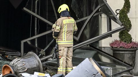 Un bombero comprueba los destrozos provocados por el revent�n del AquaDom en Berl�n