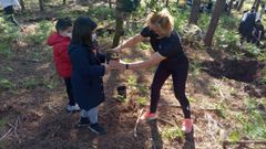 Los taekuondistas de N�mero Phi participan en la plantaci�n de �rboles