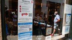 Carteles con indicaciones para la utilizaci�n en la hosteler�a de los certificados covid, cuyo uso rechazan los tribunales