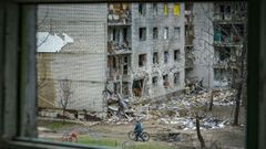Un vecino caminando por la zona ucraniana de Chermihiv