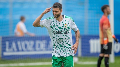 Borja Bastn celebra su gol al Real Avils