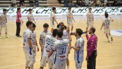 Los jugadores del Cisne antes del partido en el Municipal frente al Soria