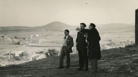 Josep Pla ofrece a Cela sus explicaciones sobre el paisaje del Ampurdán en presencia de Néstor Luján (a la izquierda) durante una visita a la masía de Llofriu que ambos realizaron en 1957.